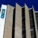 Prédio da Caixa Econômica Federal em destaque sob céu azul.