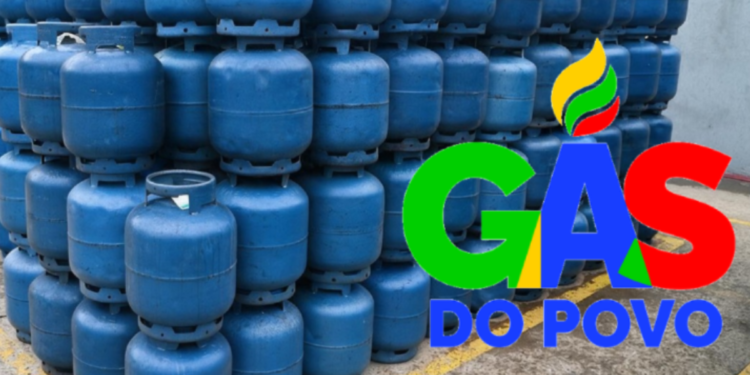 Botijões empilhados e logo do programa Gás do Povo.