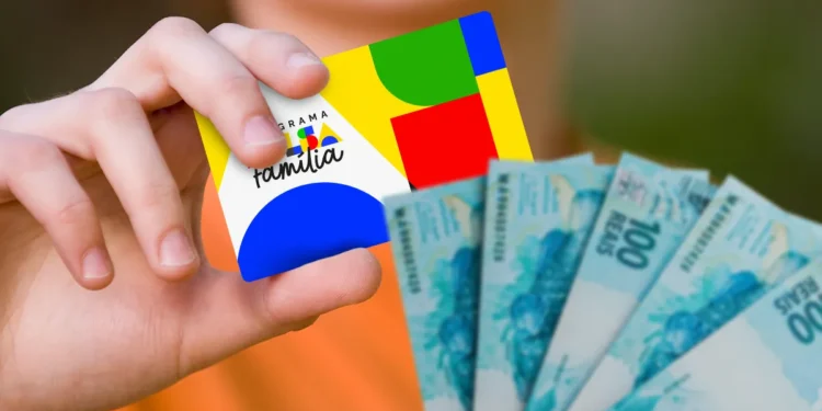 Imagem ilustrativa de pessoa segurando o cartão do Programa Bolsa Família ao lado de cédulas de cem reais em leque.