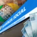 Imagem ilustrativa em montagem com a fachada da Previdência Social, a logomarca do INSS e cédulas de R$ 100, em referência ao calendário do INSS