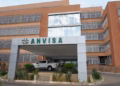 Fachada do prédio da Agência Nacional de Vigilância Sanitária, com o letreiro da Anvisa na entrada e uma caminhonete branca estacionada, em referência à regra aplicada à caneta Semavy
