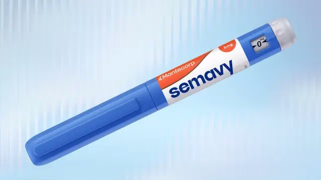 Caneta injetável azul com o nome Semavy no rótulo branco e laranja, sobre fundo azul-claro, em referência à caneta Semavy