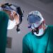 Imagem ilustrativa: cirurgiões com lupas em centro cirúrgico, em referência à cirurgia de catarata e glaucoma pelo SUS
