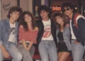 Grupo de jovens com roupas e penteados inspirados nos anos 80, representando a criação de fotos retrô com o ChatGPT.