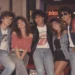 Grupo de jovens com roupas e penteados inspirados nos anos 80, representando a criação de fotos retrô com o ChatGPT.