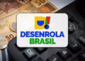 Imagem ilustrativa em montagem com o logotipo do Desenrola Brasil sobre cédulas de R$ 50, uma moeda e o teclado de uma calculadora, em referência ao Desenrola 3.0