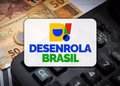 Imagem ilustrativa de pessoa vendo no celular a página do Desenrola Adimplentes, com a lista de benefícios do programa