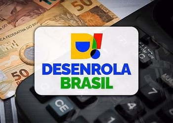 Imagem ilustrativa de pessoa vendo no celular a página do Desenrola Adimplentes, com a lista de benefícios do programa