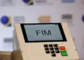 Urna eletrônica representando o direito a folgas para trabalhadores convocados nas Eleições 2026.