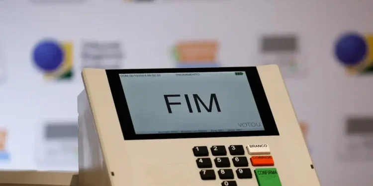 Urna eletrônica representando o direito a folgas para trabalhadores convocados nas Eleições 2026.