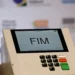 Urna eletrônica representando o direito a folgas para trabalhadores convocados nas Eleições 2026.