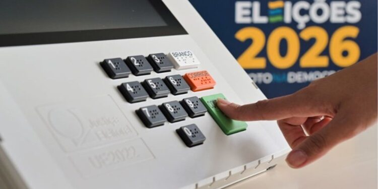 Imagem ilustrativa: dedo aperta a tecla confirma da urna eletrônica em arte das Eleições 2026, sobre o voto facultativo