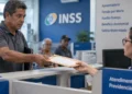 Segurado entrega documentos para análise de requerimento em atendimento do INSS
