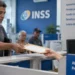 Segurado entrega documentos para análise de requerimento em atendimento do INSS