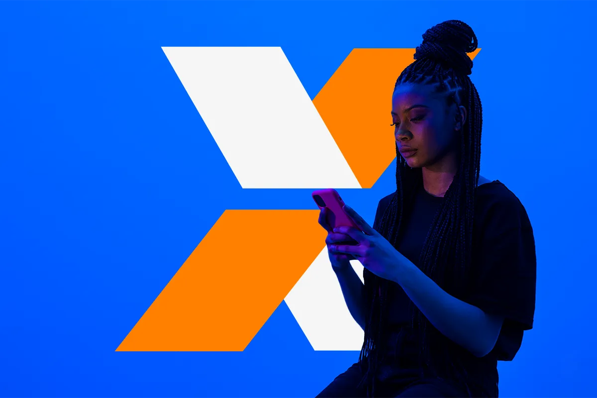 Imagem ilustrativa de jovem consultando o celular diante de painel azul com o símbolo em formato de X da Caixa Econômica Federal.