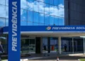 Fachada do edifício-sede da Previdência Social com placa do INSS e entrada principal.