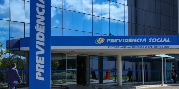 Fachada do edifício-sede da Previdência Social com placa do INSS e entrada principal.