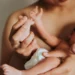 Imagem ilustrativa de mãe segurando recém-nascido no colo e tocando o pezinho do bebê, em referência à decisão do STF sobre a licença-maternidade