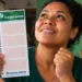 Apostadora segura volante da Mega-Sena, representando a semana com cinco sorteios consecutivos em outubro.