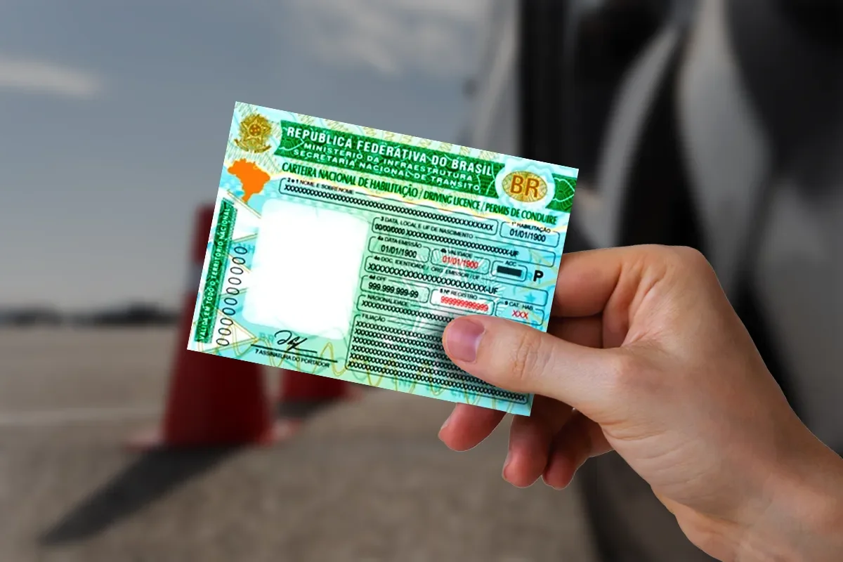 Carteira Nacional de Habilitação apresentada por candidato, representando as mudanças nas regras da CNH em 2026.