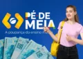 Arte com estudante de mochila apontando para a marca do Pé-de-Meia ao lado de cédulas de cem reais