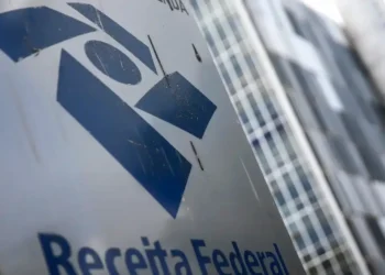 Receita Federal amplia atendimento em Libras com serviço disponível 24 horas em unidades participantes no Brasil.