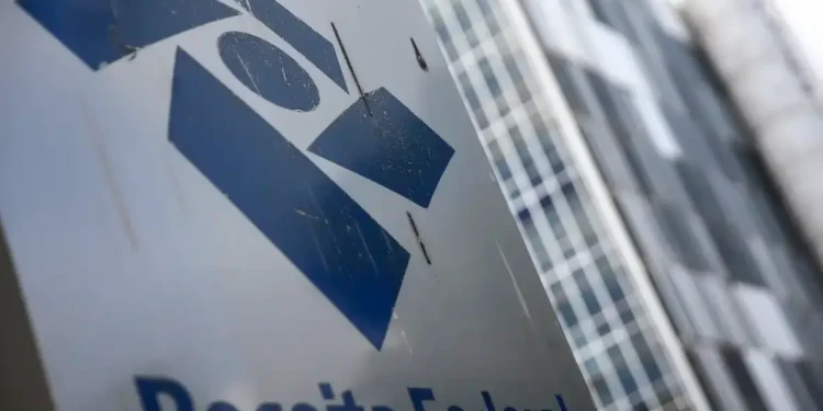 Receita Federal amplia atendimento em Libras com serviço disponível 24 horas em unidades participantes no Brasil.