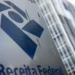 Receita Federal amplia atendimento em Libras com serviço disponível 24 horas em unidades participantes no Brasil.