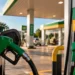 Posto de combustível com bombas de gasolina e etanol representando a redução de tributos anunciada pelo Governo Federal.