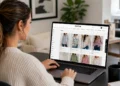 Mulher acessa site da Shein em notebook durante compra de roupas pela internet.