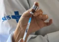Imagem ilustrativa de profissional de saúde preparando vacina contra meningite.