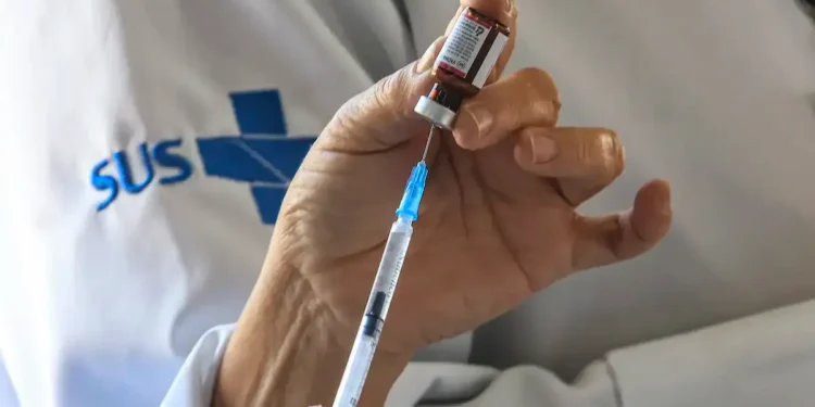 Imagem ilustrativa de profissional de saúde preparando vacina contra meningite.