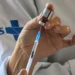Imagem ilustrativa de profissional de saúde preparando vacina contra meningite.