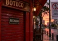 Boteco fechado representando a restrição de bebidas alcoólicas nas Eleições 2026.